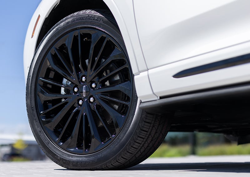 The stylish blacked-out 20-inch wheels from the available Jet Appearance Package are shown. | Duncan Lincoln in Blacksburg VA